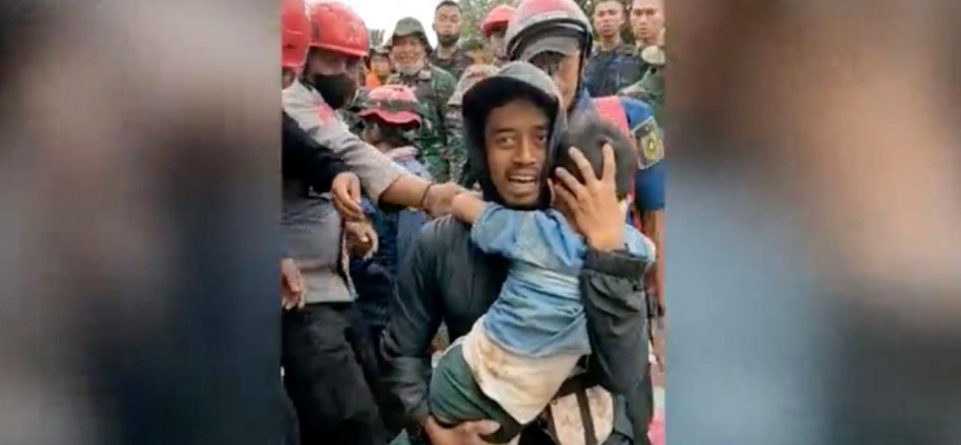 Endonezya'da mucize: 6 yaşındaki çocuk iki gün sonra enkazdan kurtarıldı