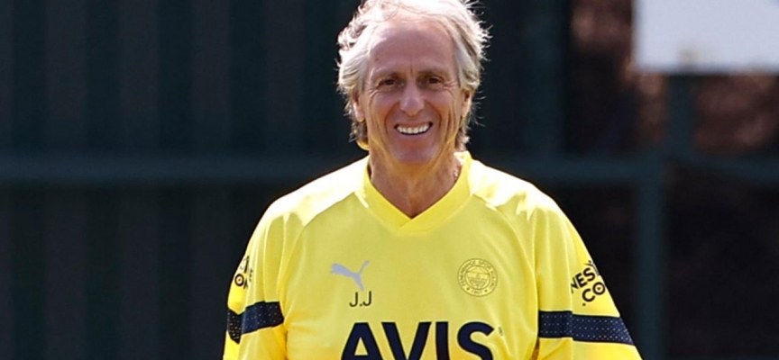 Fenerbahçe'de Jorge Jesus ve futbolculardan 100 kız öğrenciye burs