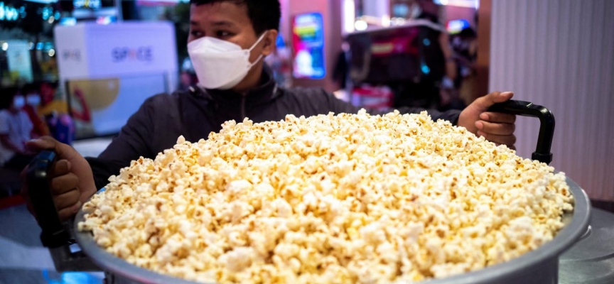 Sınırsız patlamış mısır kampanyası için tencerelerle AVM'ye akın ettiler