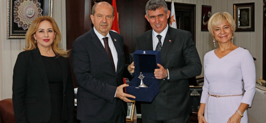 Cumhurbaşkanı Tatar, TC’nin Lefkoşa Büyükelçiliği’ne atanan Prof. Dr. Feyzioğlu ve eşini kabul etti