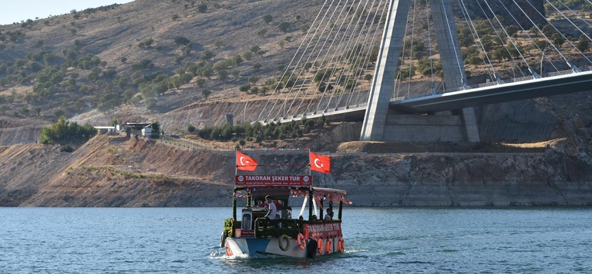 Fırat Nehri'ndeki tur teknelerine takip sistemi kuruldu