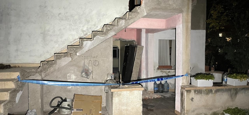 Üzerine demir kapı devrilen kişi öldü