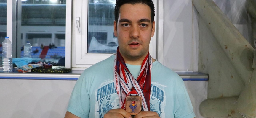 Mental engelli Özgür Yıldız yüzmede 8 yılda 50 madalya kazandı