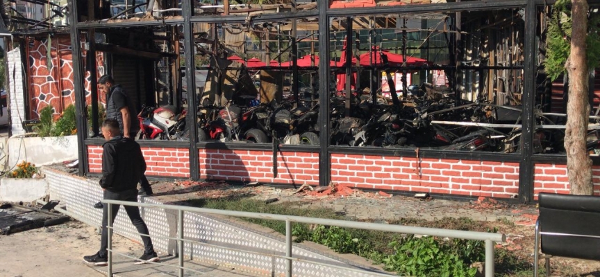 Adana'da çıkan yangında 3 iş yerinde büyük çapta hasar oluştu