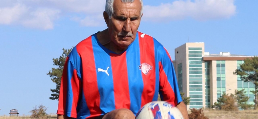 73 yaşındaki futbolcu yeşil sahalarda top koşturuyor