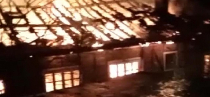 Zonguldak'ta iki katlı ahşap ev yandı