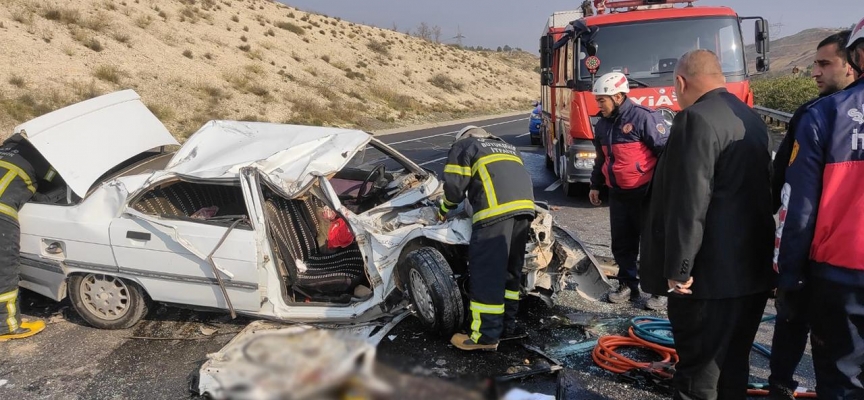 Gaziantep'te otomobil kamyona çarptı: 1 ölü, 2 yaralı