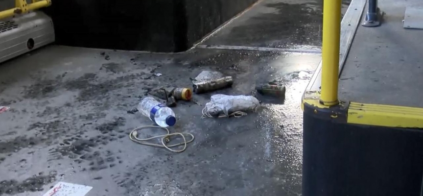 İETT otobüsünde meşale yakarak yere attı