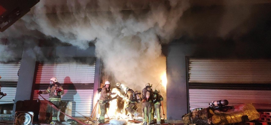 Tuzla'da mobilya deposunda yangın