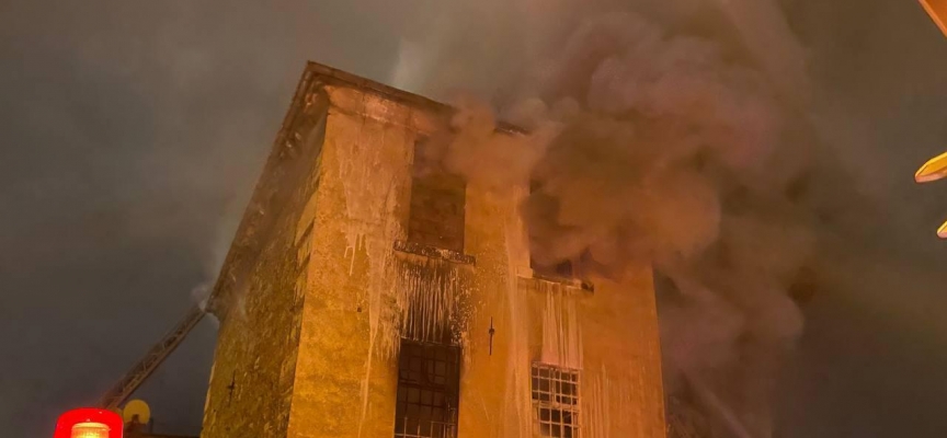 Beyoğlu'nda eski kilisede yangın: Müdahale ediliyor
