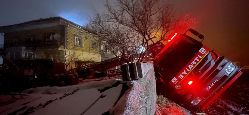 Yangına müdahale eden itfaiye aracı devrildi: 1 personel yaralandı