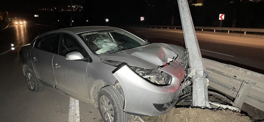 Karabük'te bir araç aydınlatma direğine çarptı: 5 yaralı