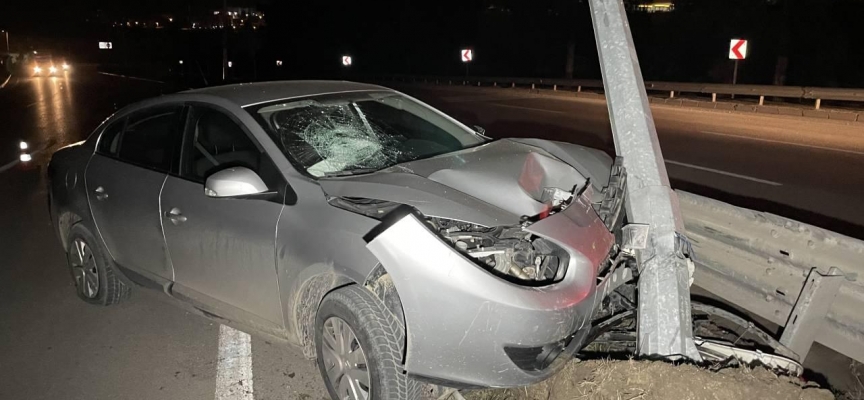 Karabük'te otomobil direğe çarptı: 5 yaralı