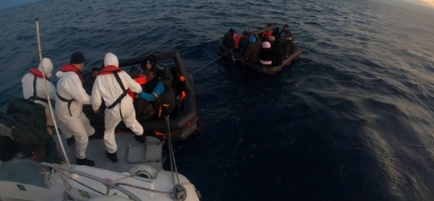İzmir açıklarında 45 düzensiz göçmen kurtarıldı