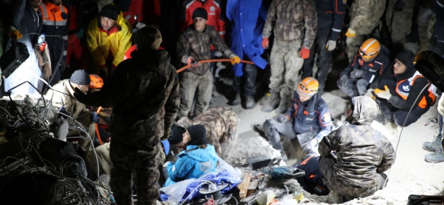 Şanlıurfa'da enkazdan 22 saat sonra bir kadın kurtarıldı