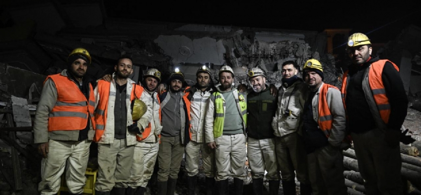 Madenciler enkazlarda "domuz damı" yöntemiyle ilerliyor