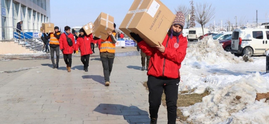 GSB 5 bine yakın gönüllü gençle depremzedelere yardım ediyor