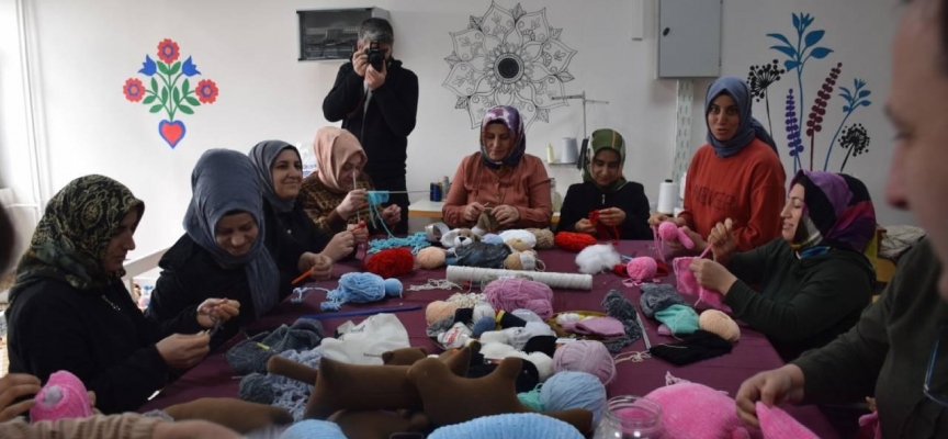 Batman'da depremzede çocuklar için örgü bebek yapılıyor