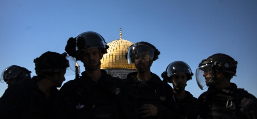 Fanatik Yahudiler İsrail polisi korumasında Mescid-i Aksa'ya baskın düzenledi