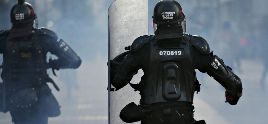 Kolombiya'da protesto düzenleyen köylüler 79 polisi zorla alıkoydu