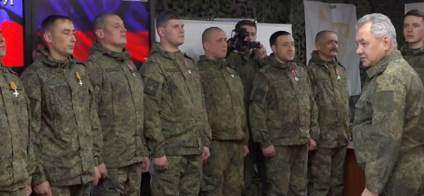 Rusya Savunma Bakanı Şoygu, Ukrayna’da savaşan Rus askerlerini denetledi