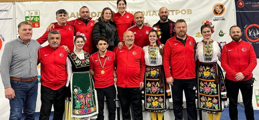 Milli güreşçiler Yasemin Adar ve Ahmet Duman, Bulgaristan'da şampiyon oldu