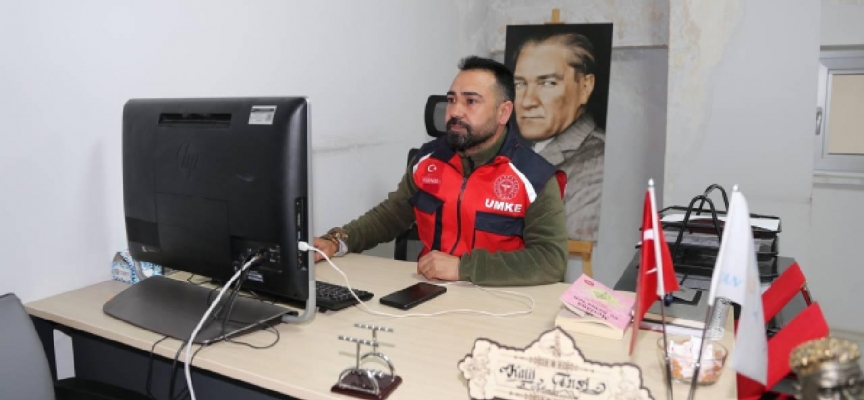 Evini depremzede aileye açan UMKE görevlisi, çalıştığı kurumda bir odaya yerleşti