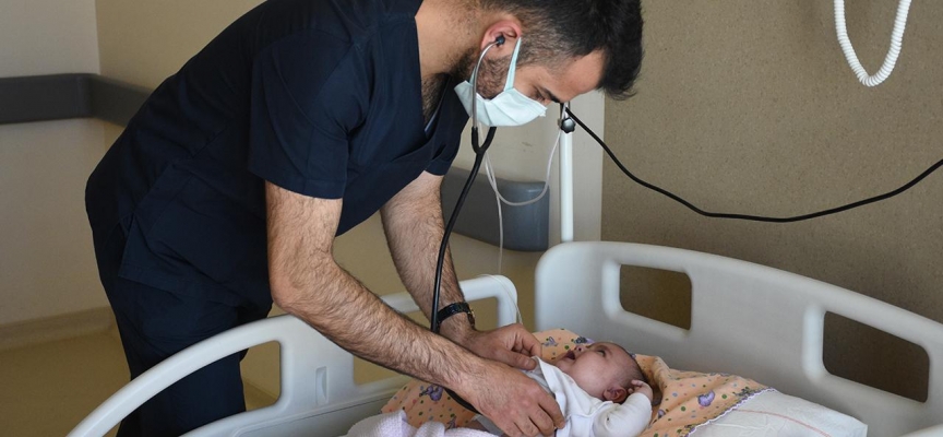 Akciğer atardamarlarında darlık olan bebeğe aynı gün iki ameliyat yapıldı