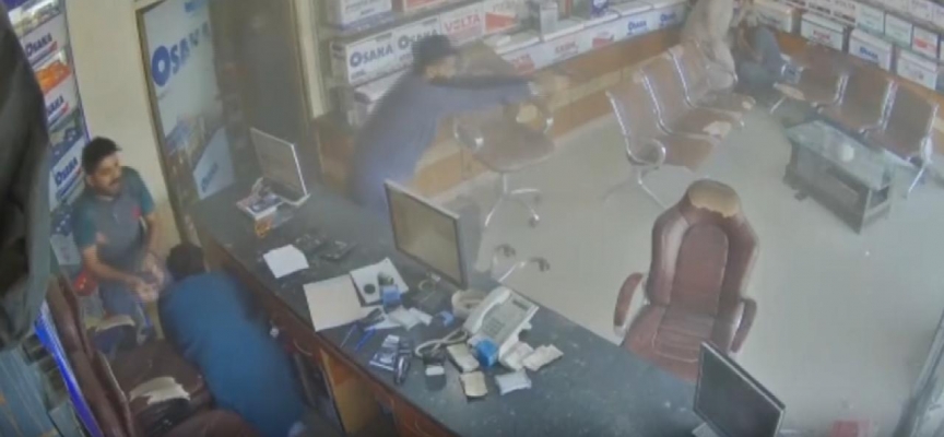 Dükkan sahibi hırsızlara kurşun yağdırdı: 1 ölü