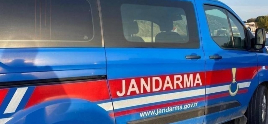 Demir hırsızları jandarmadan kaçamadı