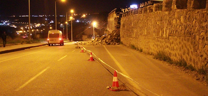 Diyarbakır'da istinat duvarı çöktü, yol trafiğe kapandı