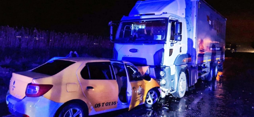 Amasya'da tırla çarpışan taksinin sürücüsü hayatını kaybetti