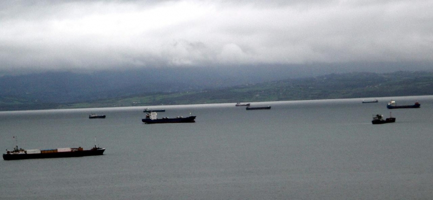 Sinop'ta fırtına nedeniyle yük gemileri doğal limana sığındı