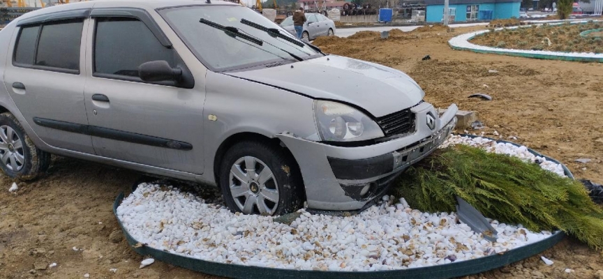 Karabük'te refüje çıkan otomobildeki 2 kişi yaralandı