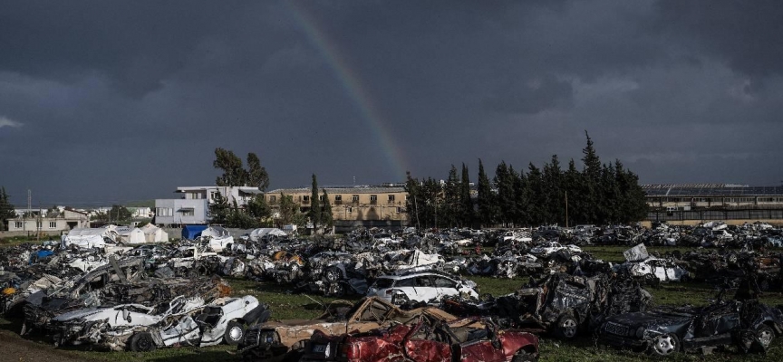 "Araba mezarlığı" felaketin boyutunu gözler önüne seriyor