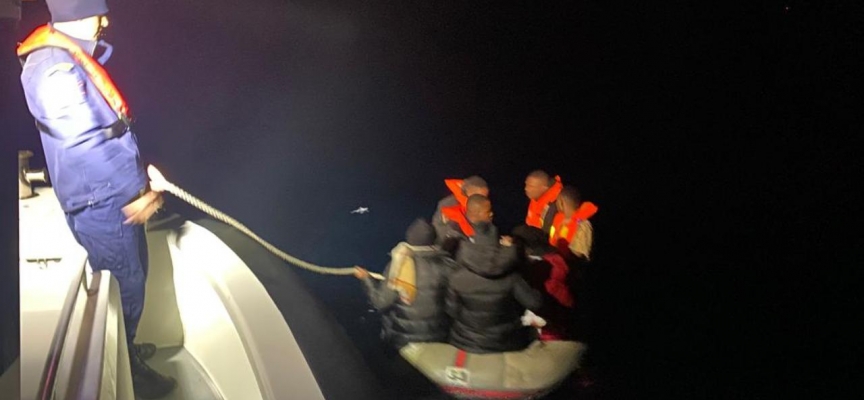 Motoru denize düşen lastik bottaki 7 düzensiz göçmen kurtarıldı