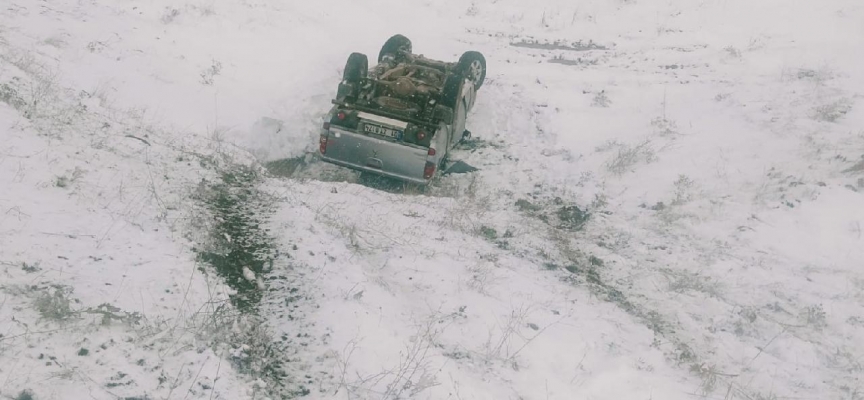 Kayseri'de pikap devrildi: 3 kişi yaralandı
