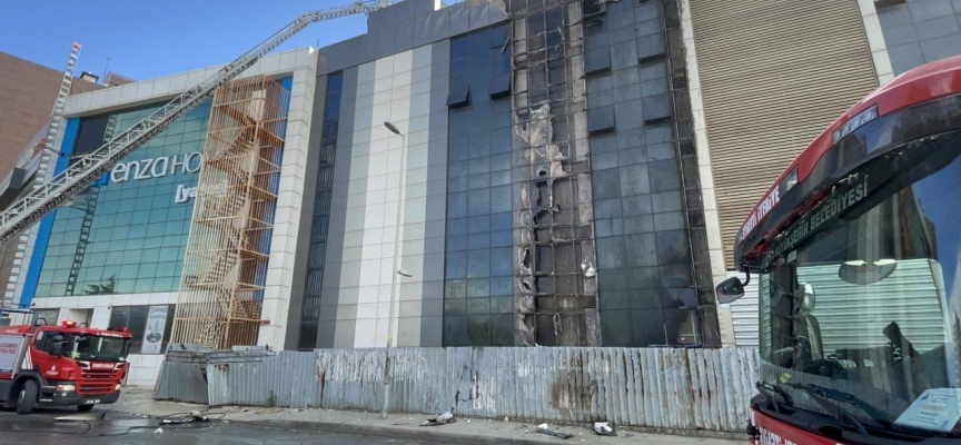 4 katlı binanın dış cephesinde yangın