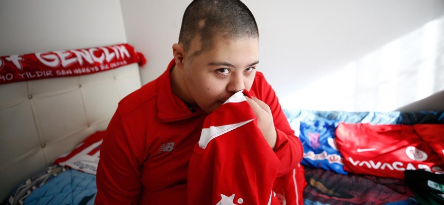 Down sendromlu Gültekin'in kalbi "Antalyaspor" ile atıyor