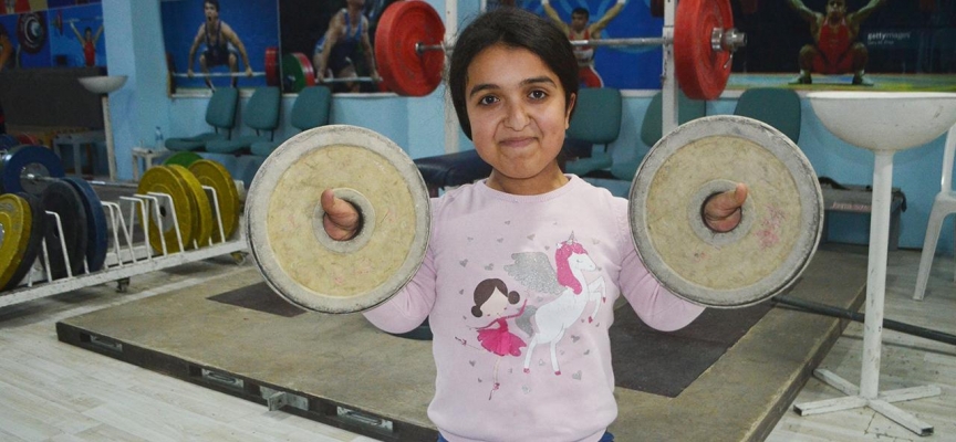 Engelli halterci Kader Kaplan milli forma hayaliyle çalışıyor