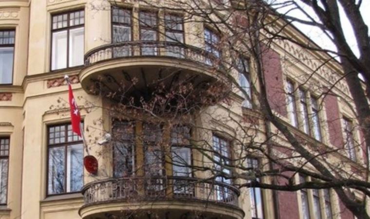 Türkiye’nin Helsinki Büyükelçiliğine boyalı ve sis bombalı saldırı