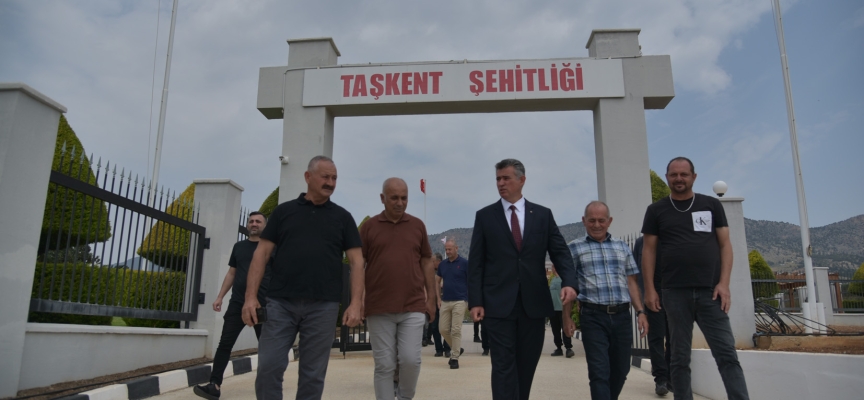 Büyükelçi Feyzioğlu Taşkent Şehitliği’ni ziyaret etti: “Bu topraklarda yaşananları herkesin bilmesi, hiçbirimizin unutmaması gerekiyor”