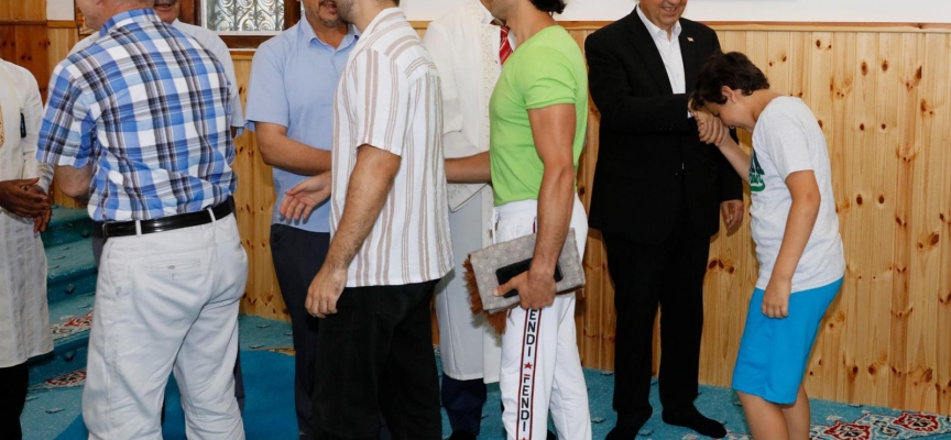 Bayram namazını kılan Cumhurbaşkanı Tatar, basına açıklamada bulundu :“Bayram ziyaretleri için trafiğe çıkacak sürücüler,dikkatli olmalı”