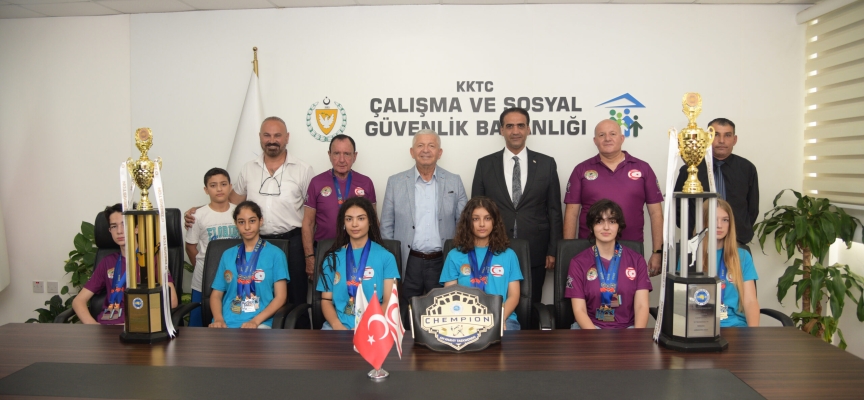 Gardiyanoğlu, Taekwondo Federasyonu ve Milli Takım sporcularıyla eğitmenlerini kabul etti