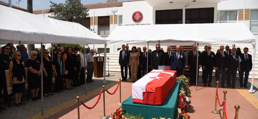 Hayatını kaybeden eski milletvekili Ergün Vehbi için Cumhuriyet Meclisi bahçesinde tören düzenlendi