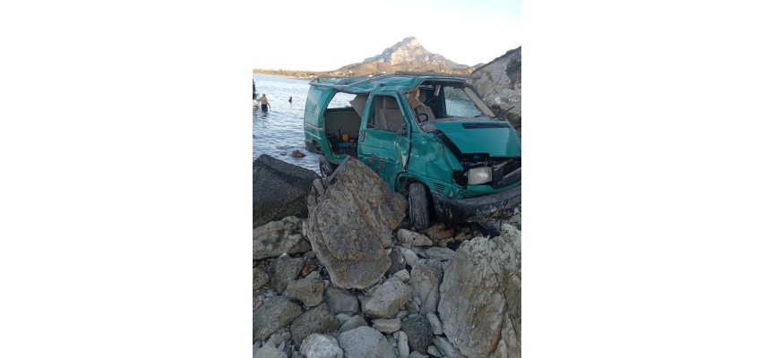 Sadrazamköy’de sürücü uyurken araç uçuruma düştü