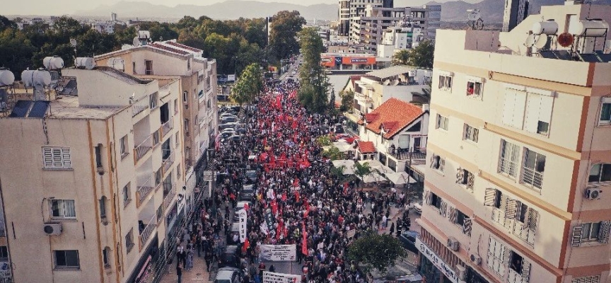 Öğretmen Sendikaları Lefkoşa Şehitler Anıtı önünde 40 örgütün desteğiyle eylem yaptı