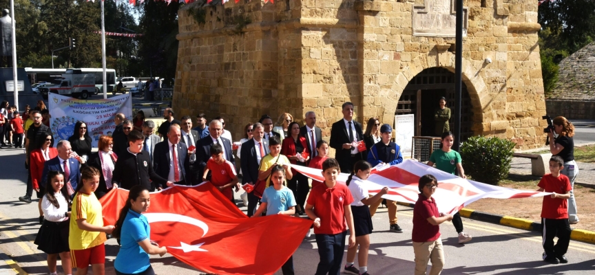 23 Nisan Ulusal Egemenlik ve Çocuk Bayramı kutlamaları çerçevesinde Lefkoşa’da kortej düzenlendi