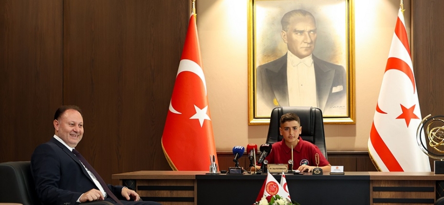 Meclis Başkanı Öztürkler, makamını Dipkarpaz İlkokulu öğrencisi Çınar Güngör’e devretti