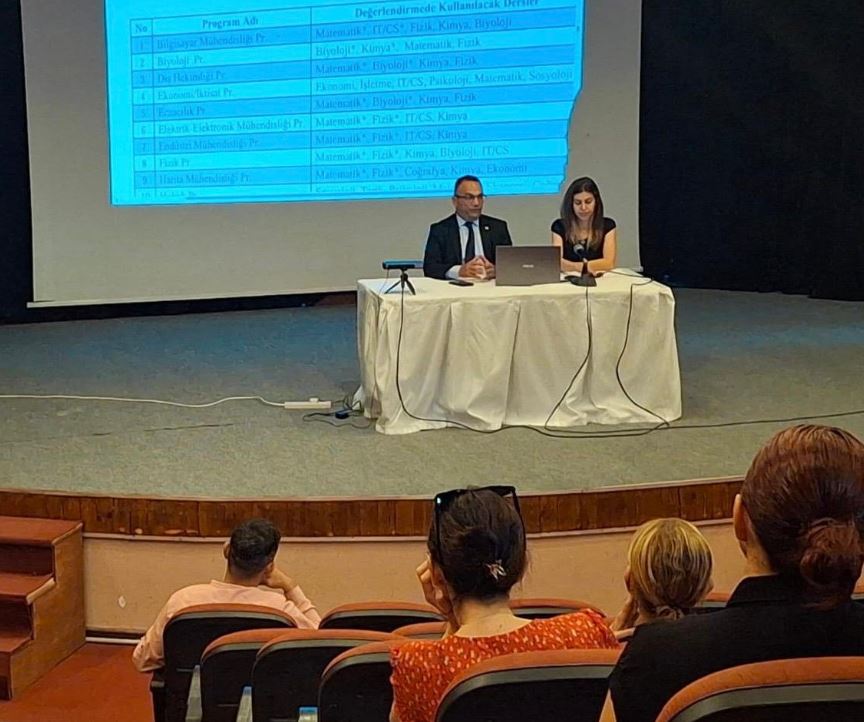 A Level sonuçlarına sahip öğrencilerin velilerine bilgilendirme toplantısı düzenlendi